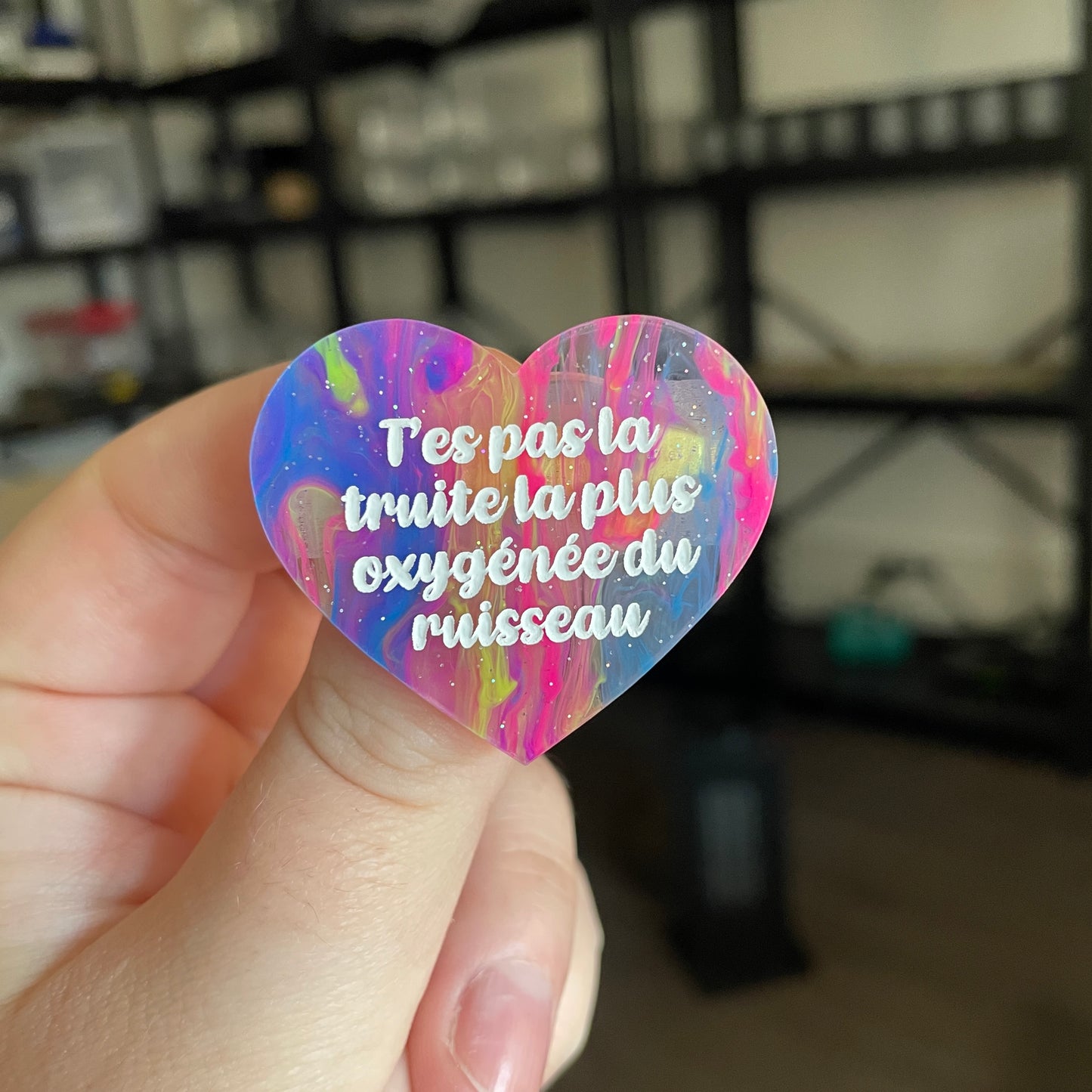 Broche "T'es pas la truite la plus oxygénée du ruisseau" en acrylique semi transparente marbrée multicolore