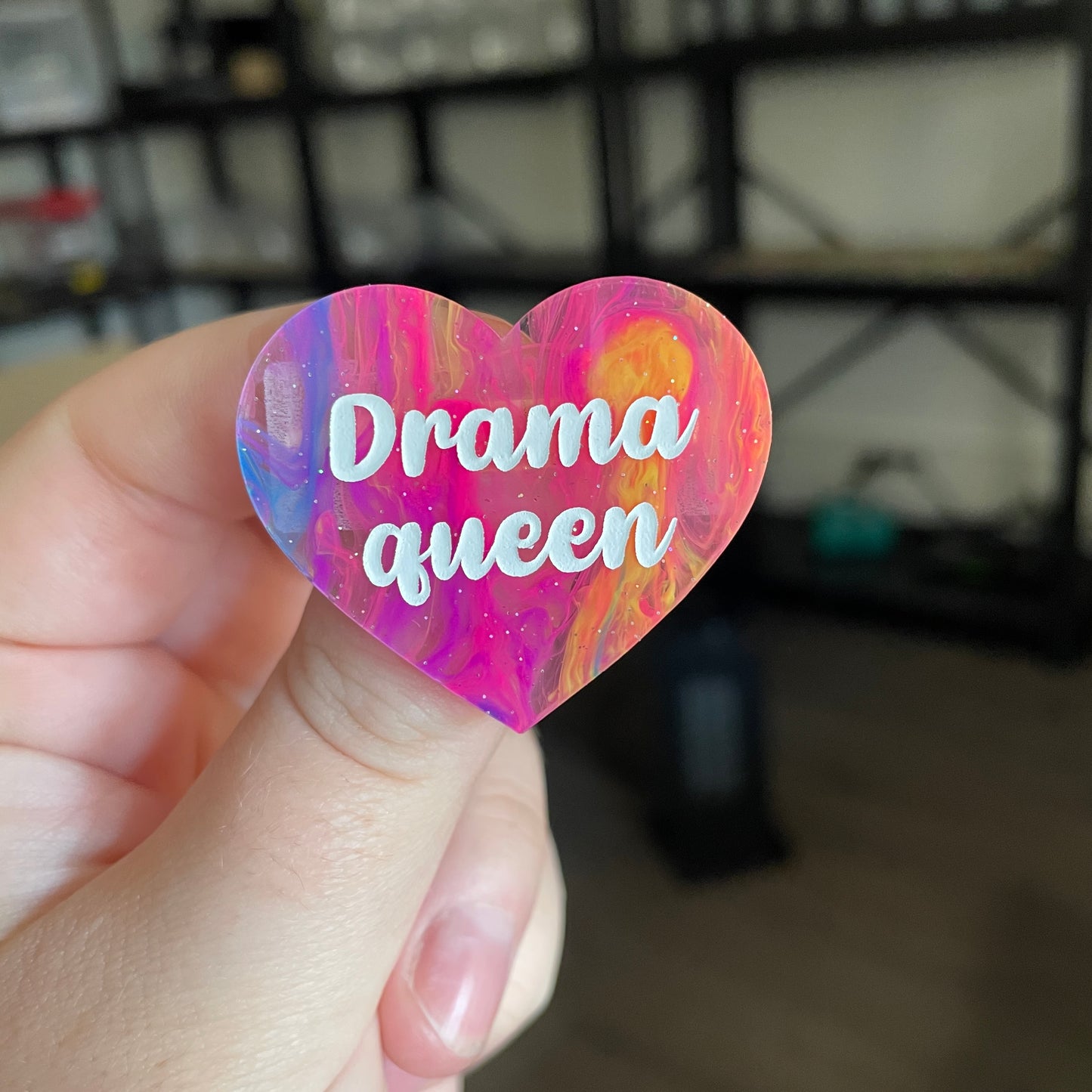 Broche "Drama queen" en acrylique semi transparente marbrée multicolore