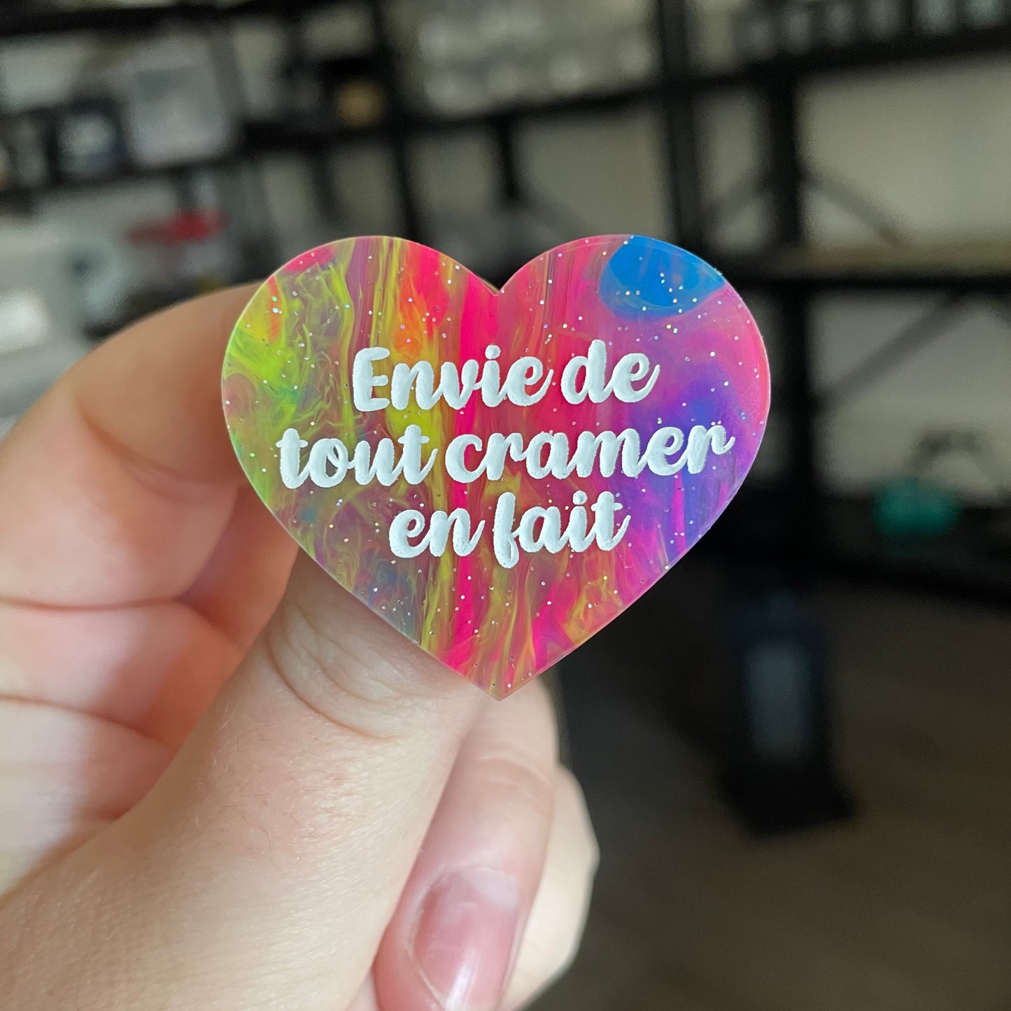 Broche "Envie de tout cramer en fait" en acrylique semi transparente marbrée multicolore