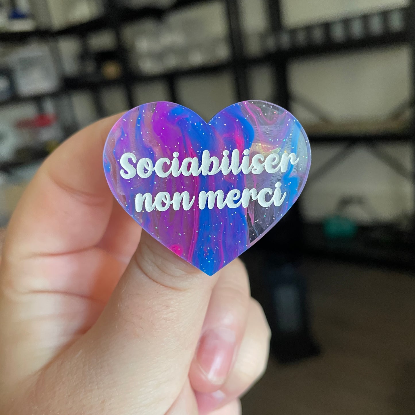 Broche "Sociabiliser, non merci" en acrylique semi transparente marbrée multicolore