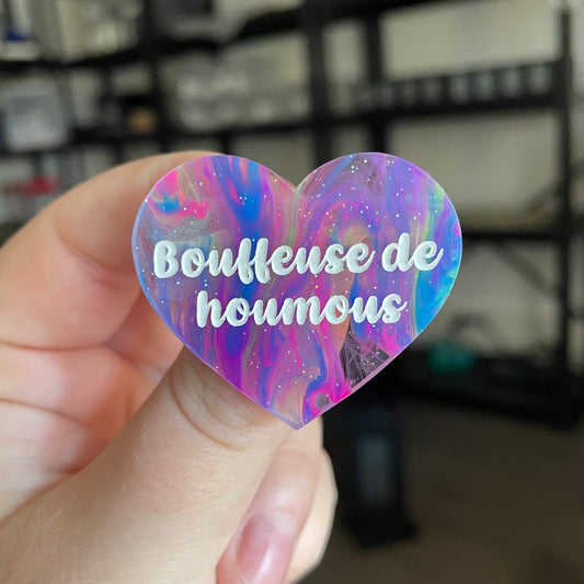 Broche "Bouffeuse de houmous" en acrylique semi transparente marbrée multicolore