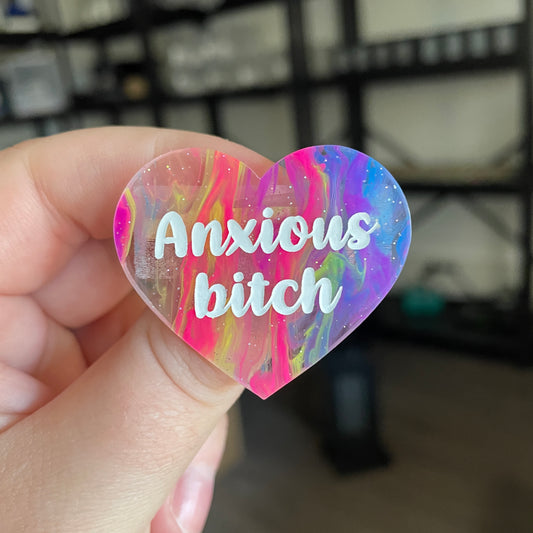 Broche "Anxious bitch" en acrylique semi transparente marbrée multicolore