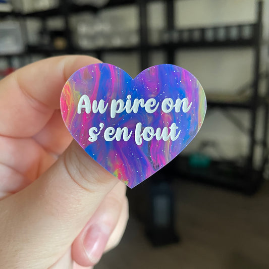 Broche "Au pire on s'en fout" en acrylique semi transparente marbrée multicolore