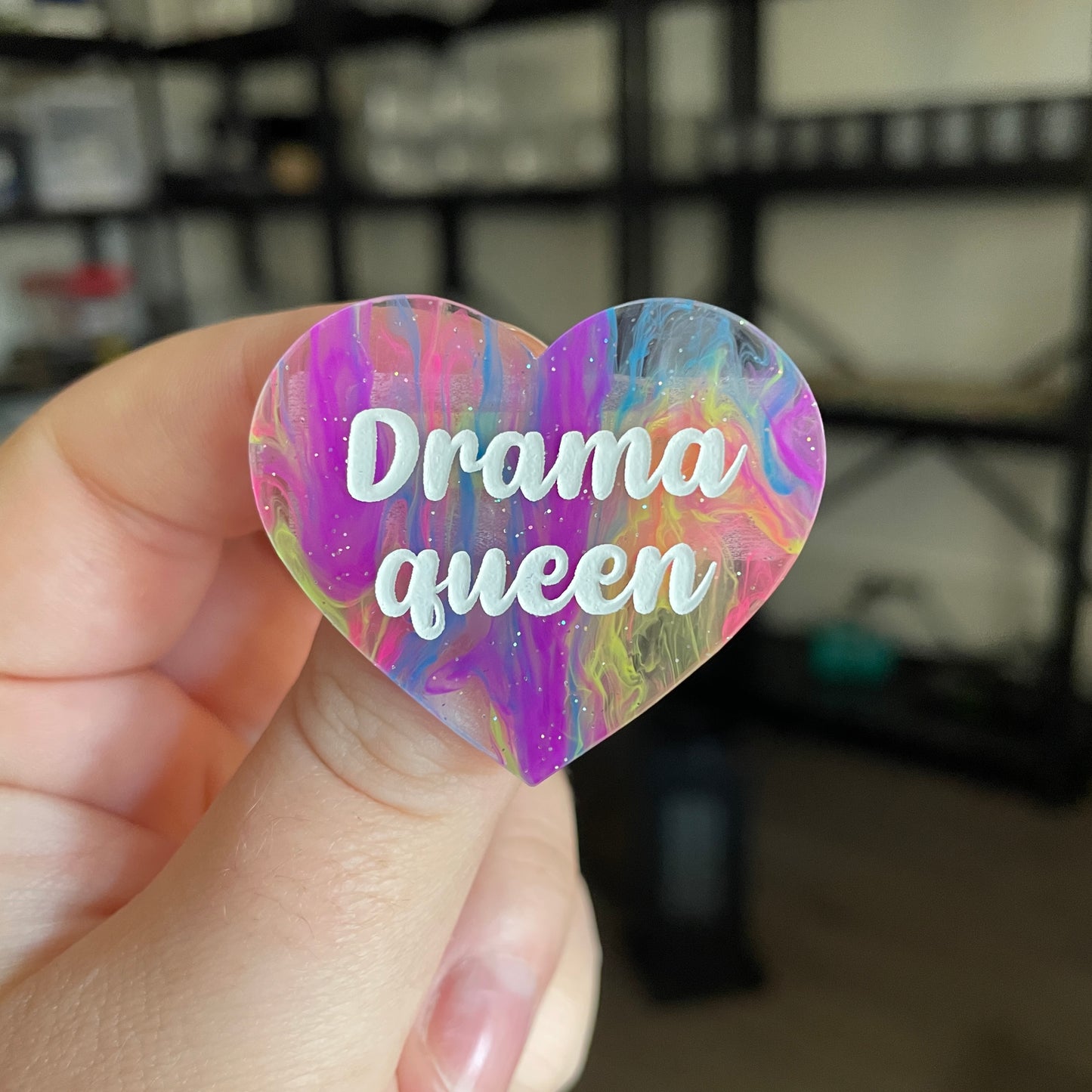 Broche "Drama queen" en acrylique semi transparente marbrée multicolore