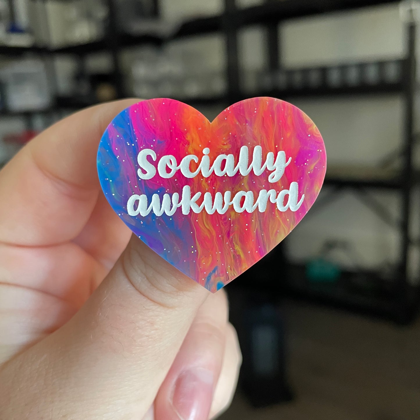 Broche "Socially awkward" en acrylique semi transparente marbrée multicolore