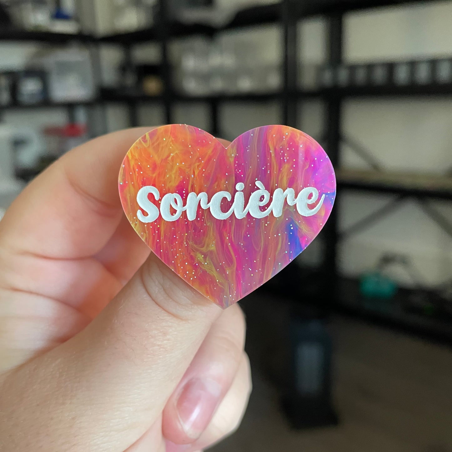 Broche "Sorcière" en acrylique semi transparente marbrée multicolore