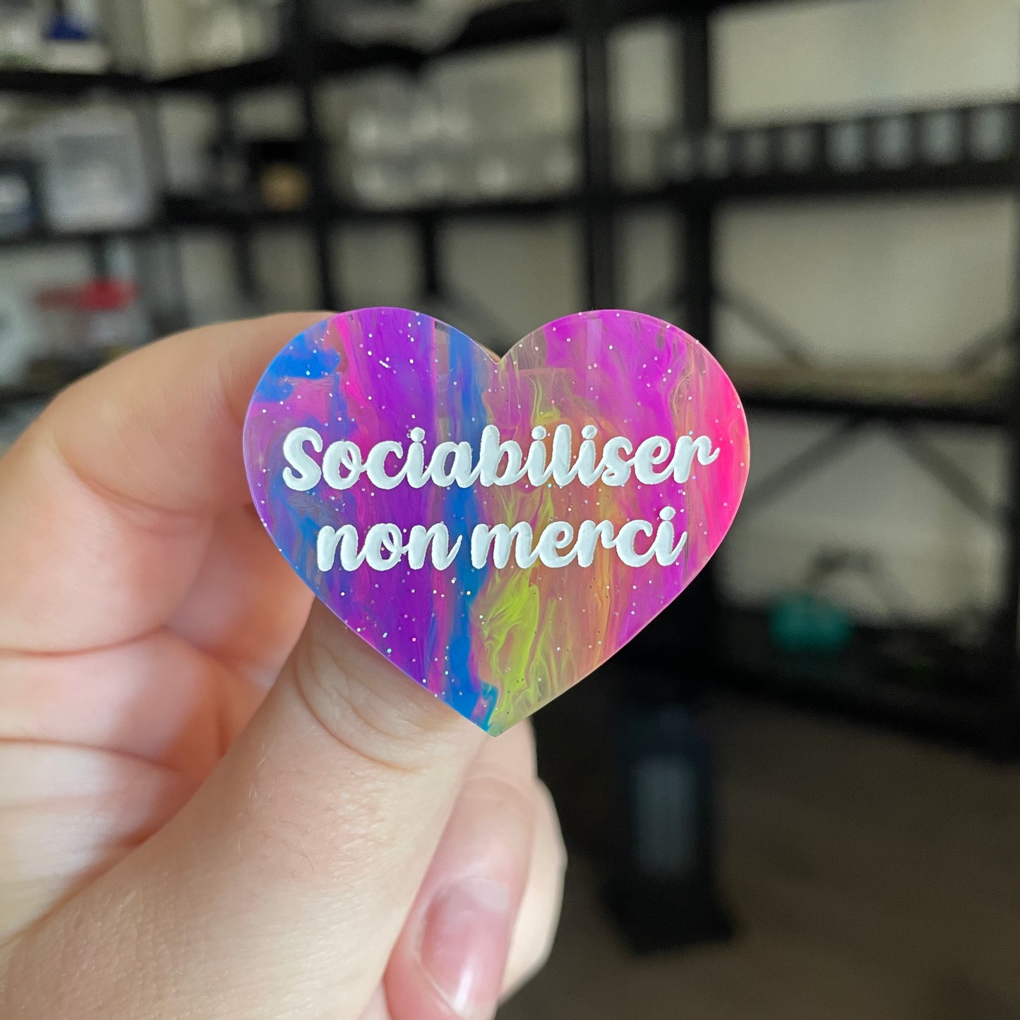 Broche "Sociabiliser, non merci" en acrylique semi transparente marbrée multicolore