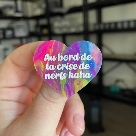 Broche "Au bord de la crise de nerfs haha" en acrylique semi transparente marbrée multicolore