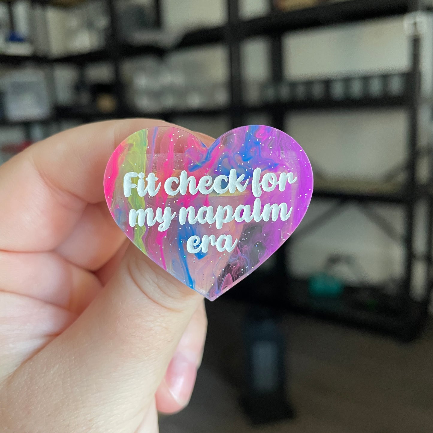 Broche "Fit check for my napalm era" en acrylique semi transparente marbrée multicolore