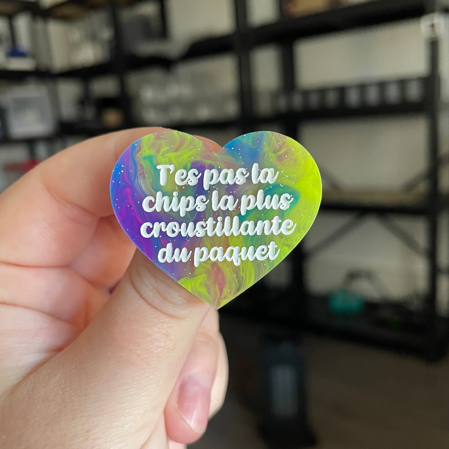 Broche "T'es pas la chips la plus croustillante du paquet" en acrylique semi transparente marbrée multicolore