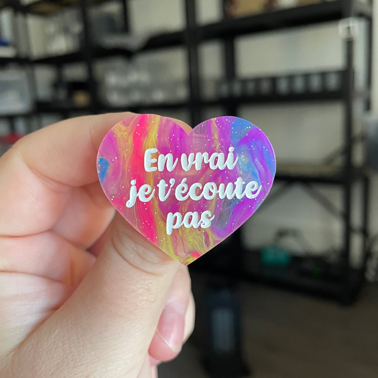 Broche "En vrai je t'écoute pas" en acrylique semi transparente marbrée multicolore