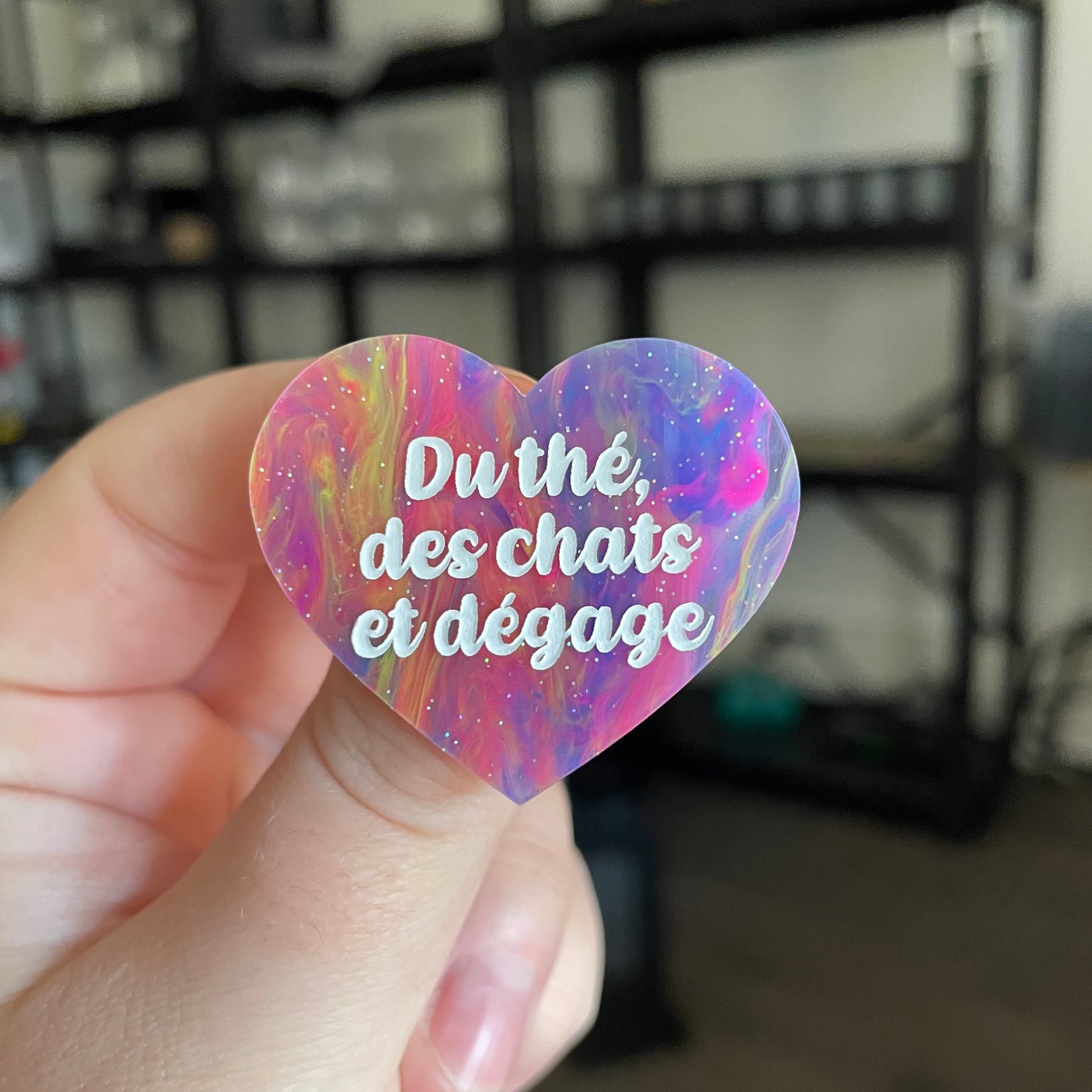Broche "Du thé, des chats et dégage" en acrylique semi transparente marbrée multicolore