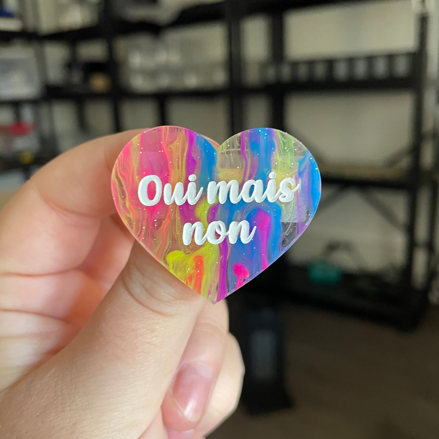 Broche "Oui mais non" en acrylique semi transparente marbrée multicolore