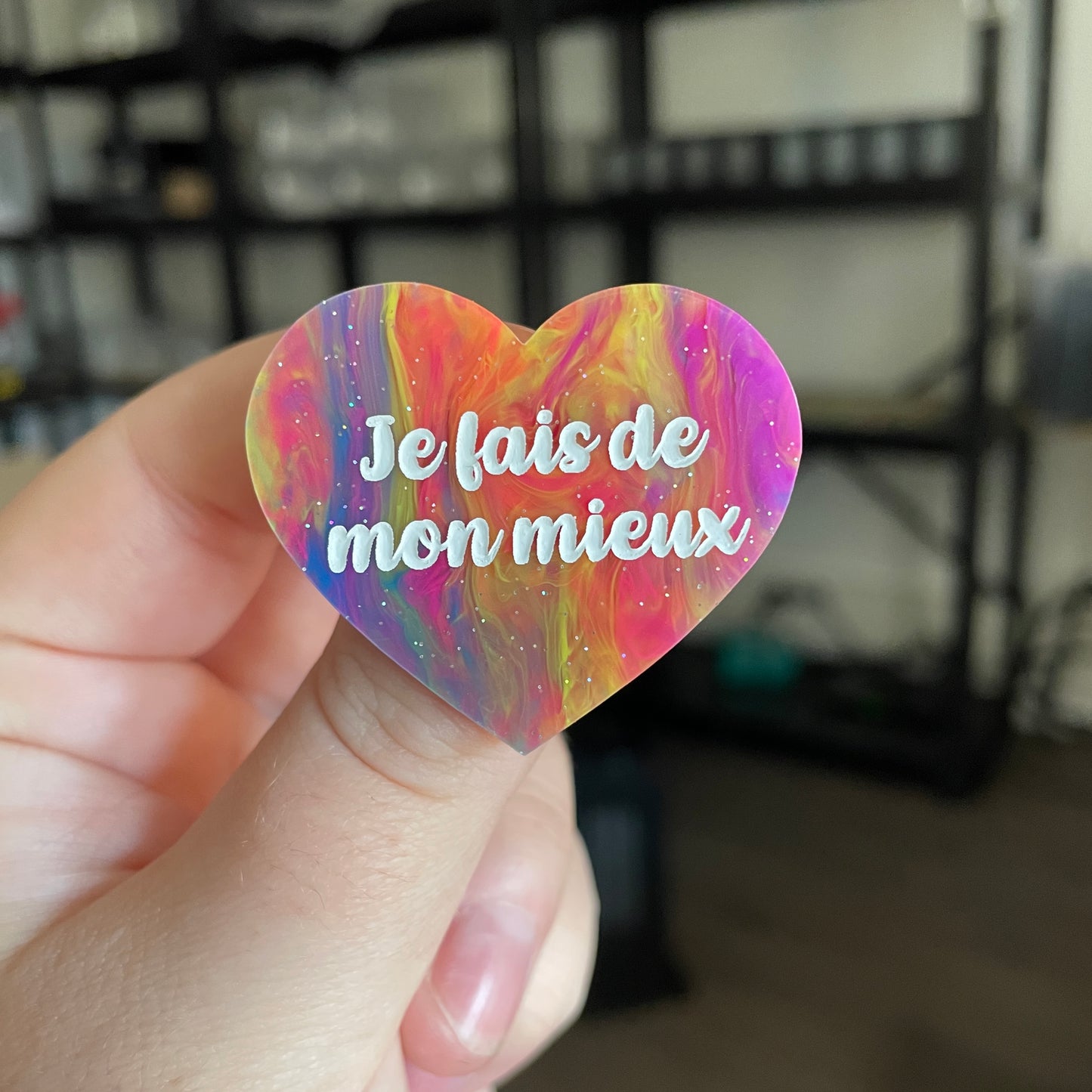 Broche "Je fais de mon mieux" en acrylique semi transparente marbrée multicolore