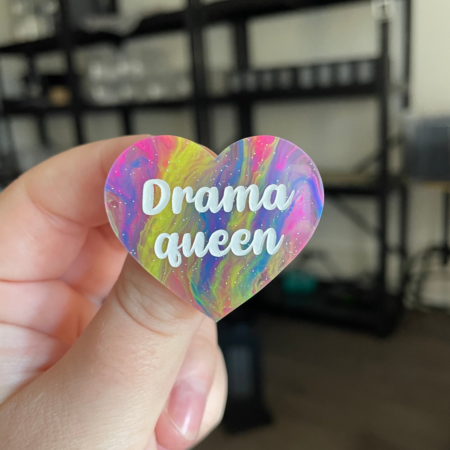 Broche "Drama queen" en acrylique semi transparente marbrée multicolore