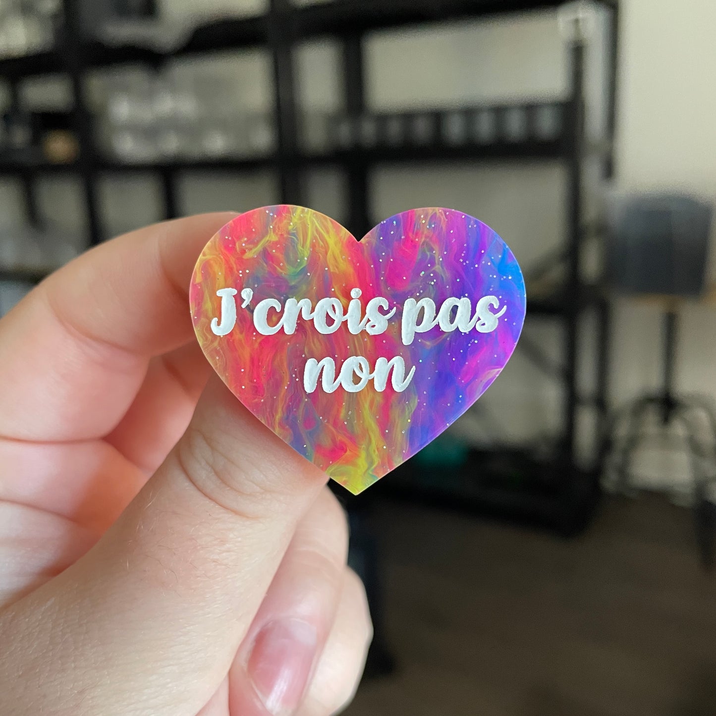 Broche "J'crois pas non" en acrylique semi transparente marbrée multicolore