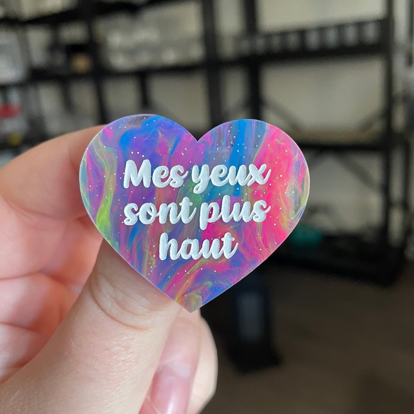Broche "Mes yeux sont plus haut" en acrylique semi transparente marbrée multicolore