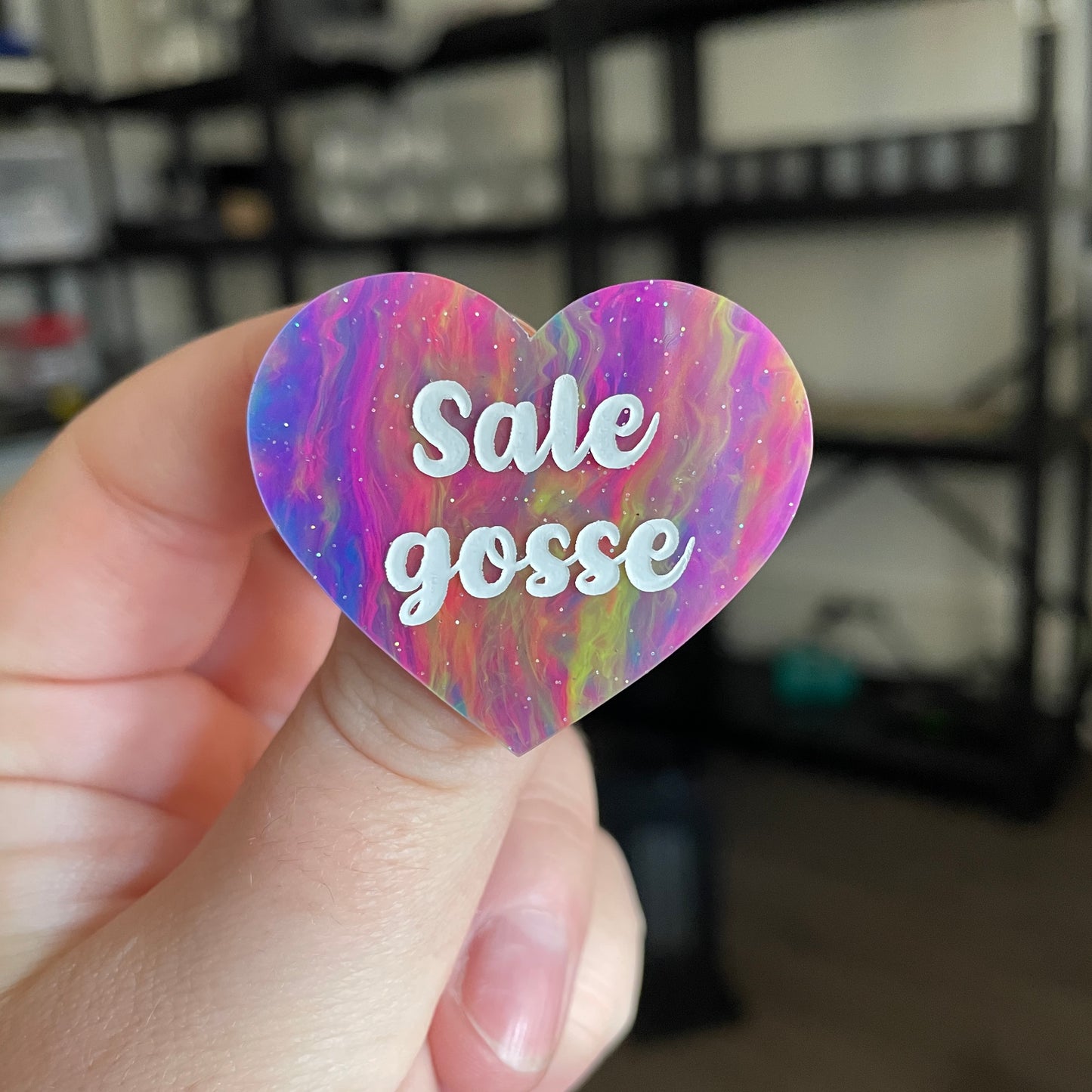 Broche "Sale gosse" en acrylique semi transparente marbrée multicolore