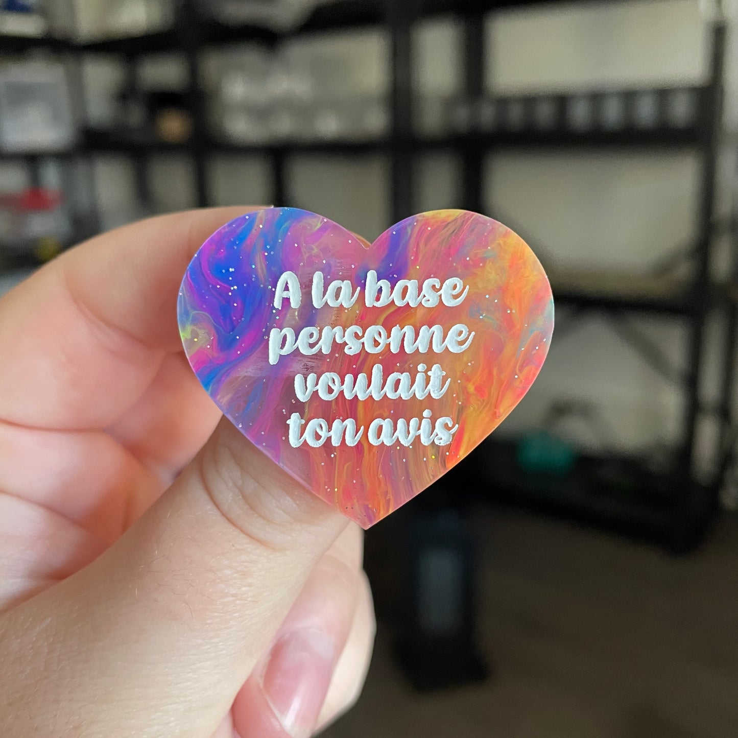 Broche "A la base personne voulait ton avis" en acrylique semi transparente marbrée multicolore