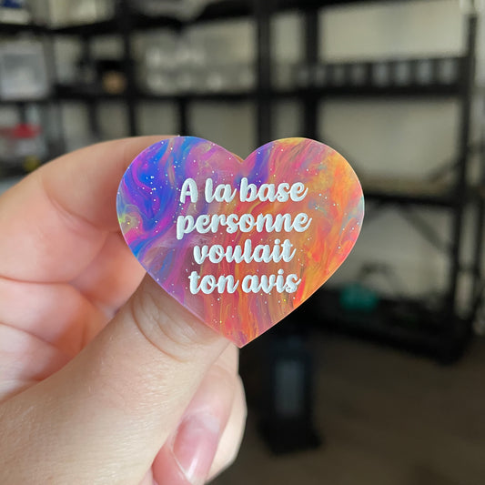 Broche "A la base personne voulait ton avis" en acrylique semi transparente marbrée multicolore