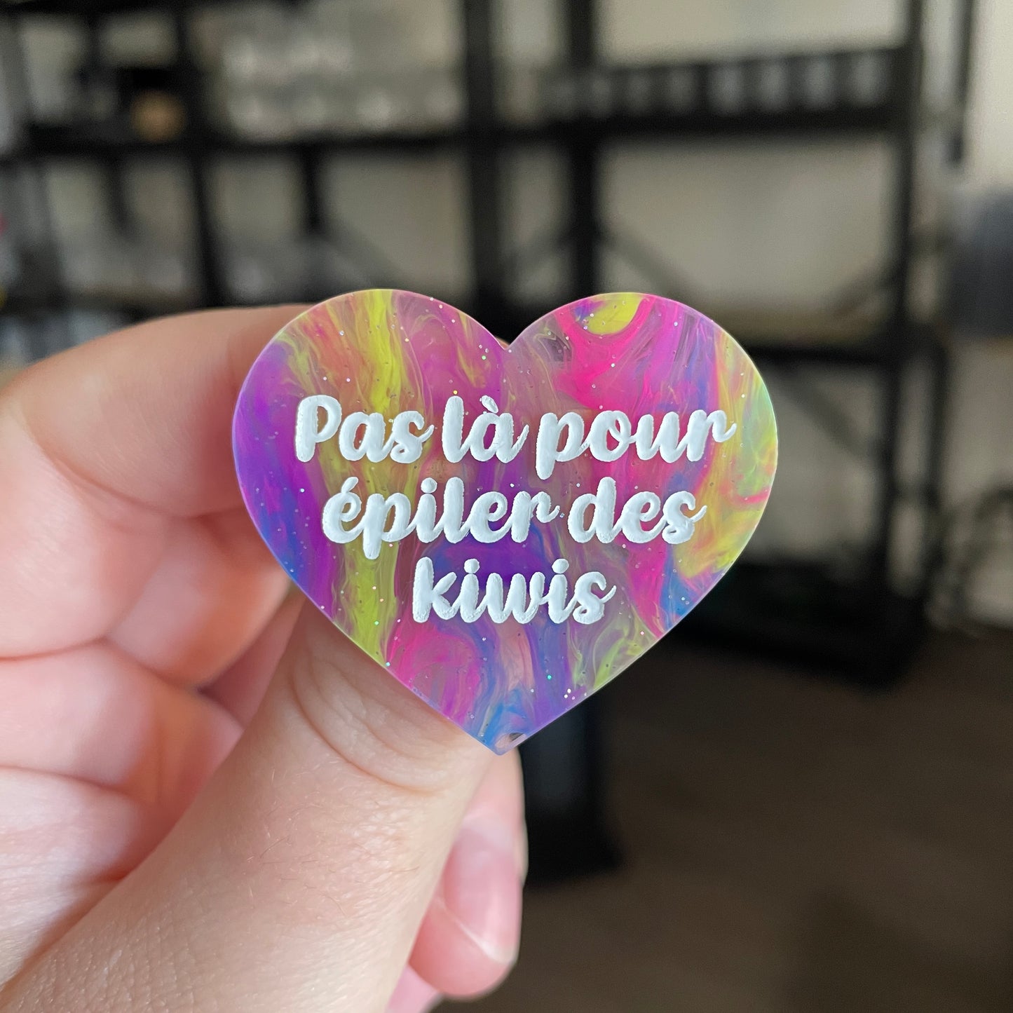 Broche "Pas là pour épiler des kiwis" en acrylique semi transparente marbrée multicolore
