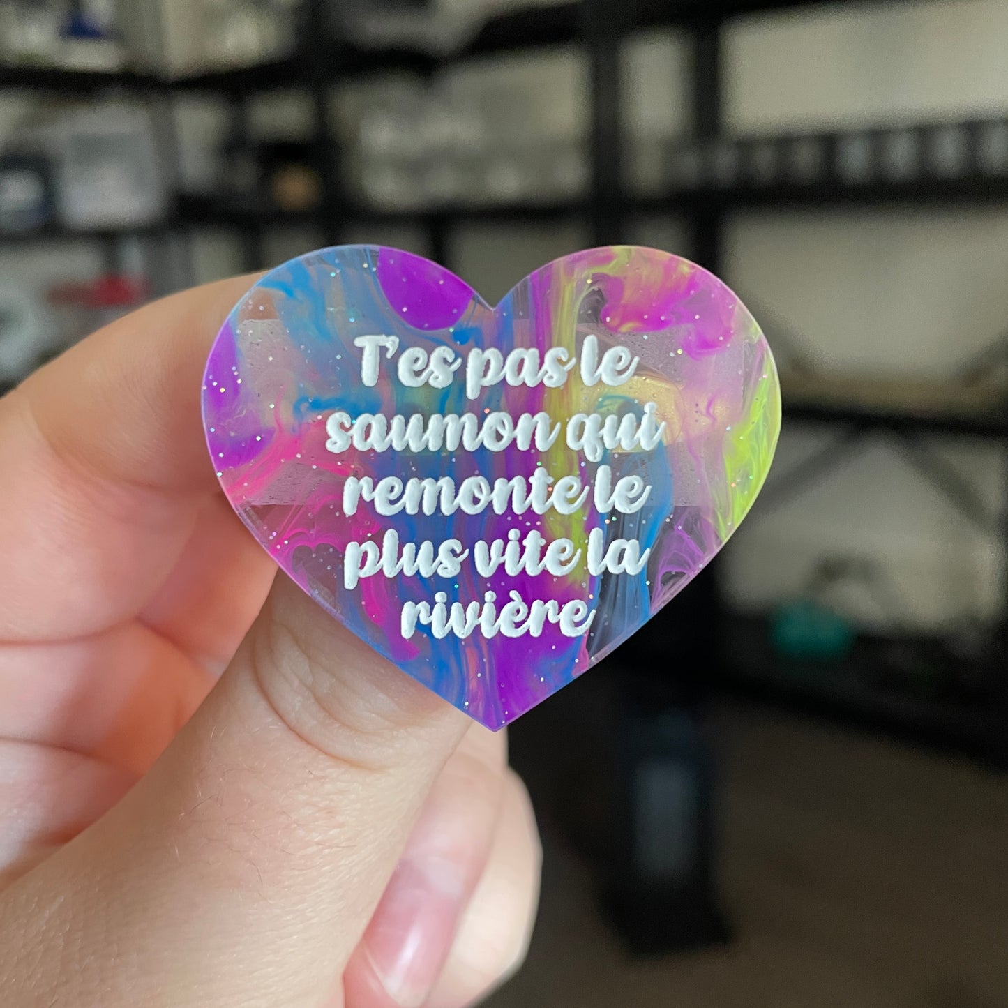 Broche "T'es pas le saumon qui remonte le plus vite la rivière" en acrylique semi transparente marbrée multicolore