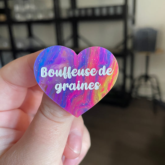 Broche "Bouffeuse de graines" en acrylique semi transparente marbrée multicolore