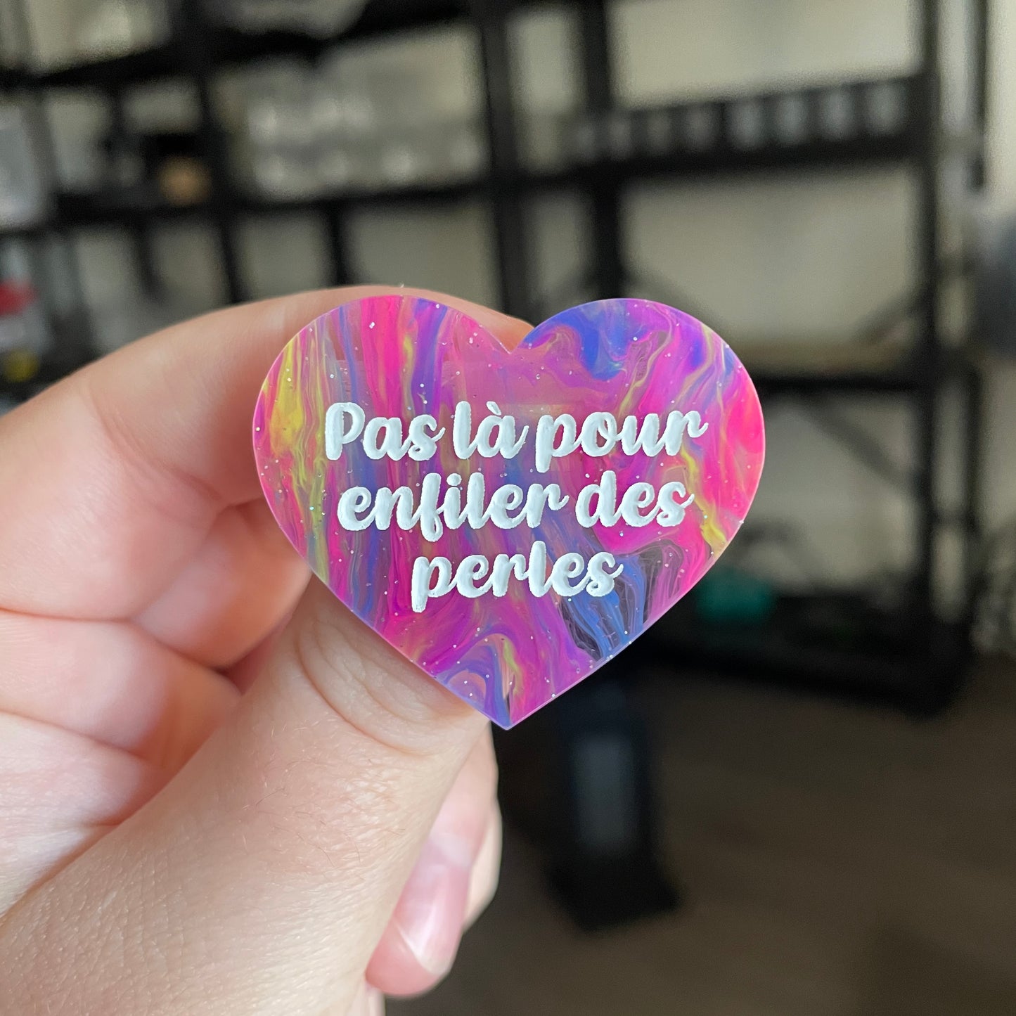 Broche "Pas là pour enfiler des perles" en acrylique semi transparente marbrée multicolore
