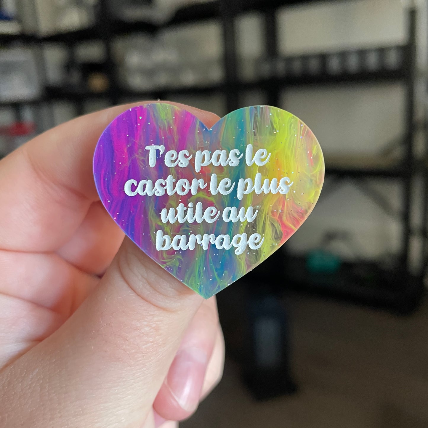 Broche "T'es pas le castor le plus utile au barrage" en acrylique semi transparente marbrée multicolore