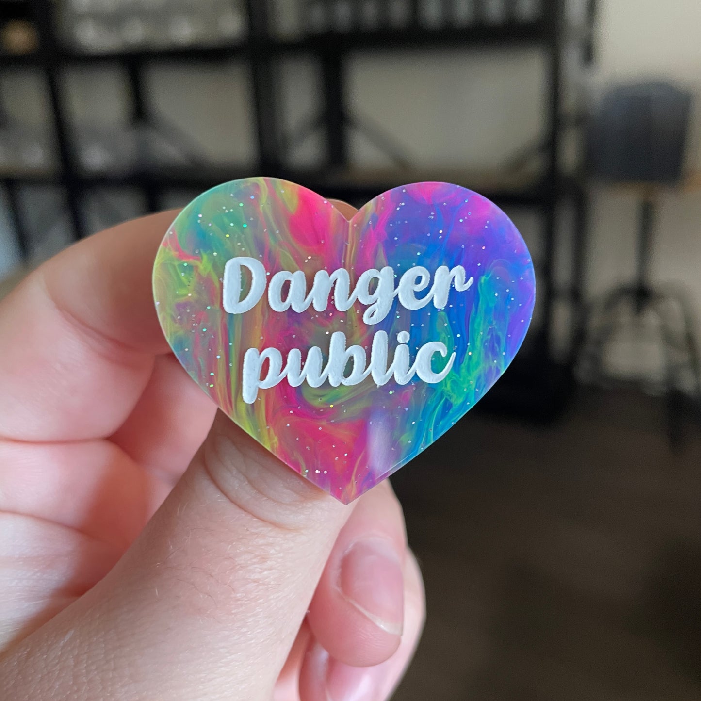 Broche "Danger public" en acrylique semi transparente marbrée multicolore