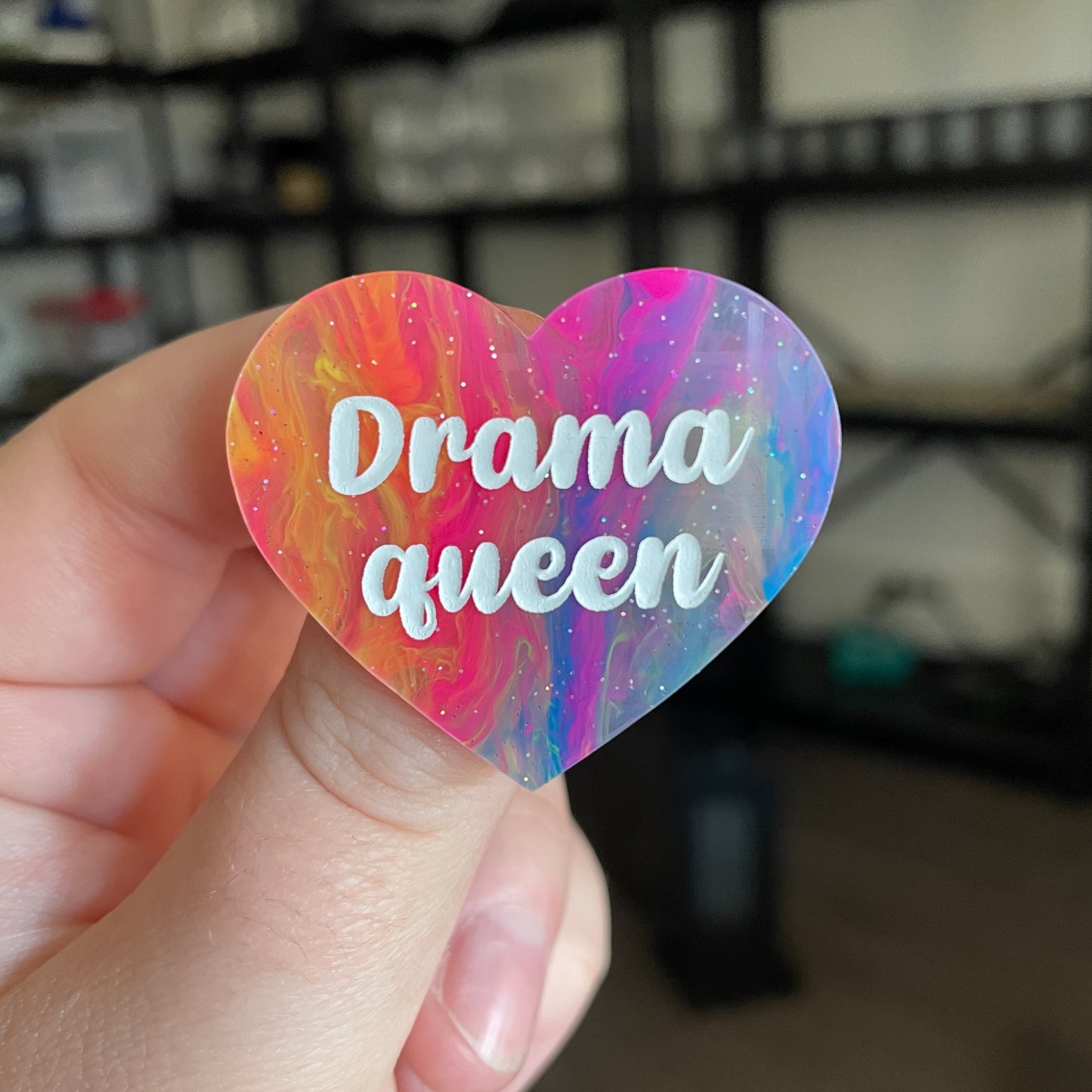 Broche "Drama queen" en acrylique semi transparente marbrée multicolore