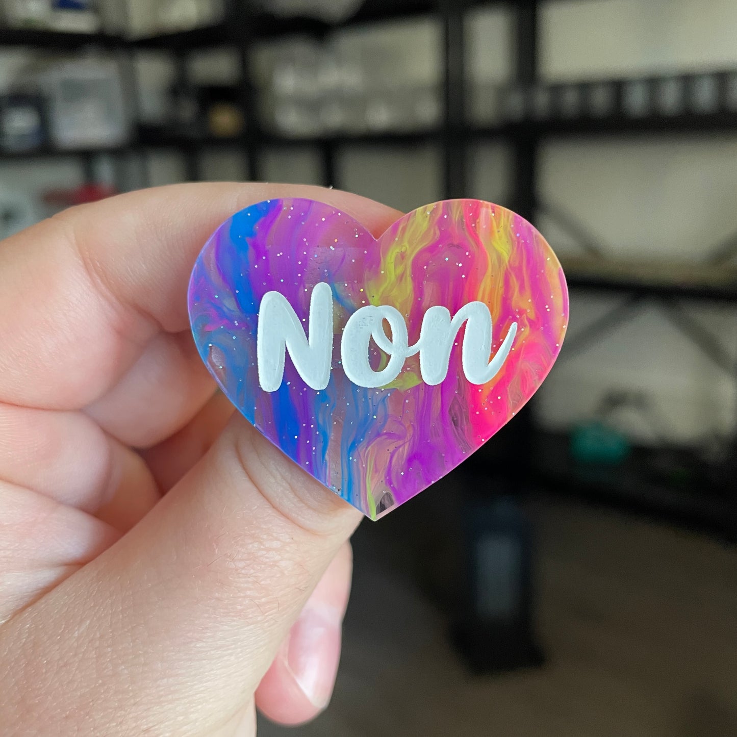 Broche "Non" en acrylique semi transparente marbrée multicolore