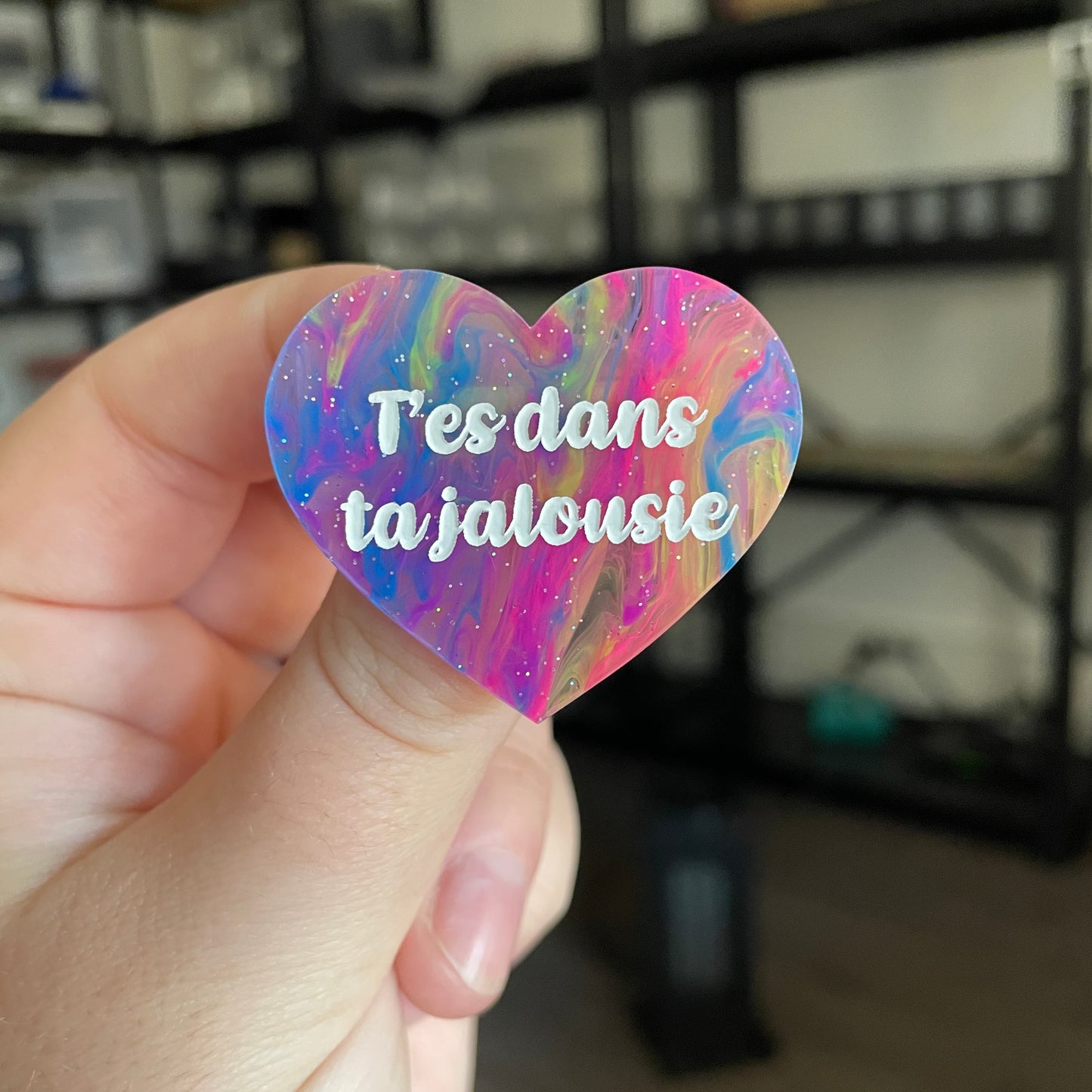 Broche "T'es dans ta jalousie" en acrylique semi transparente marbrée multicolore