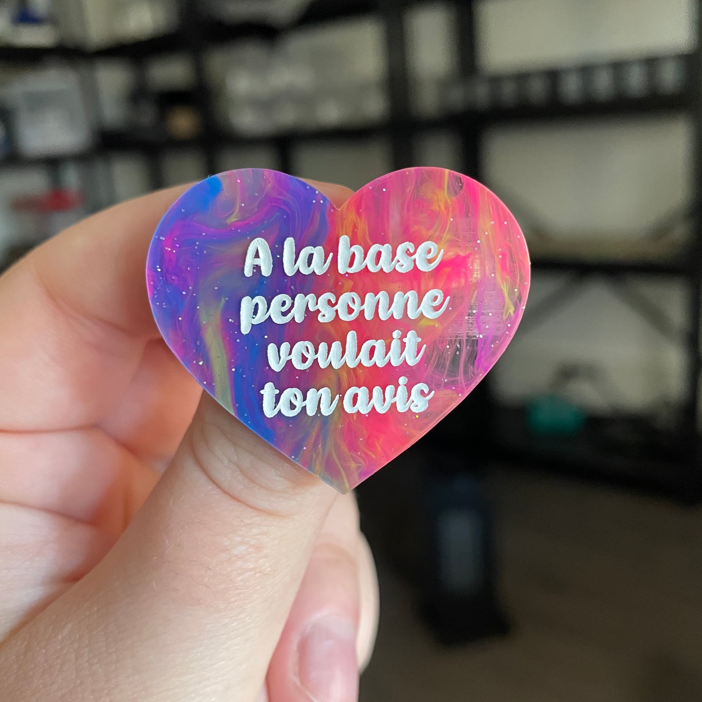 Broche "A la base personne voulait ton avis" en acrylique semi transparente marbrée multicolore