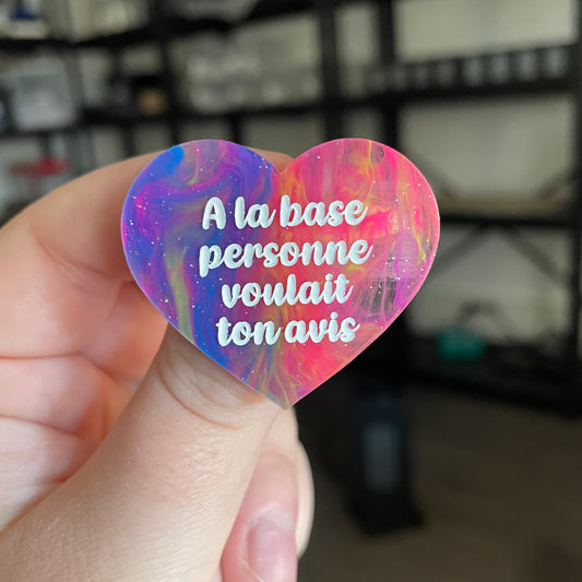 Broche "A la base personne voulait ton avis" en acrylique semi transparente marbrée multicolore