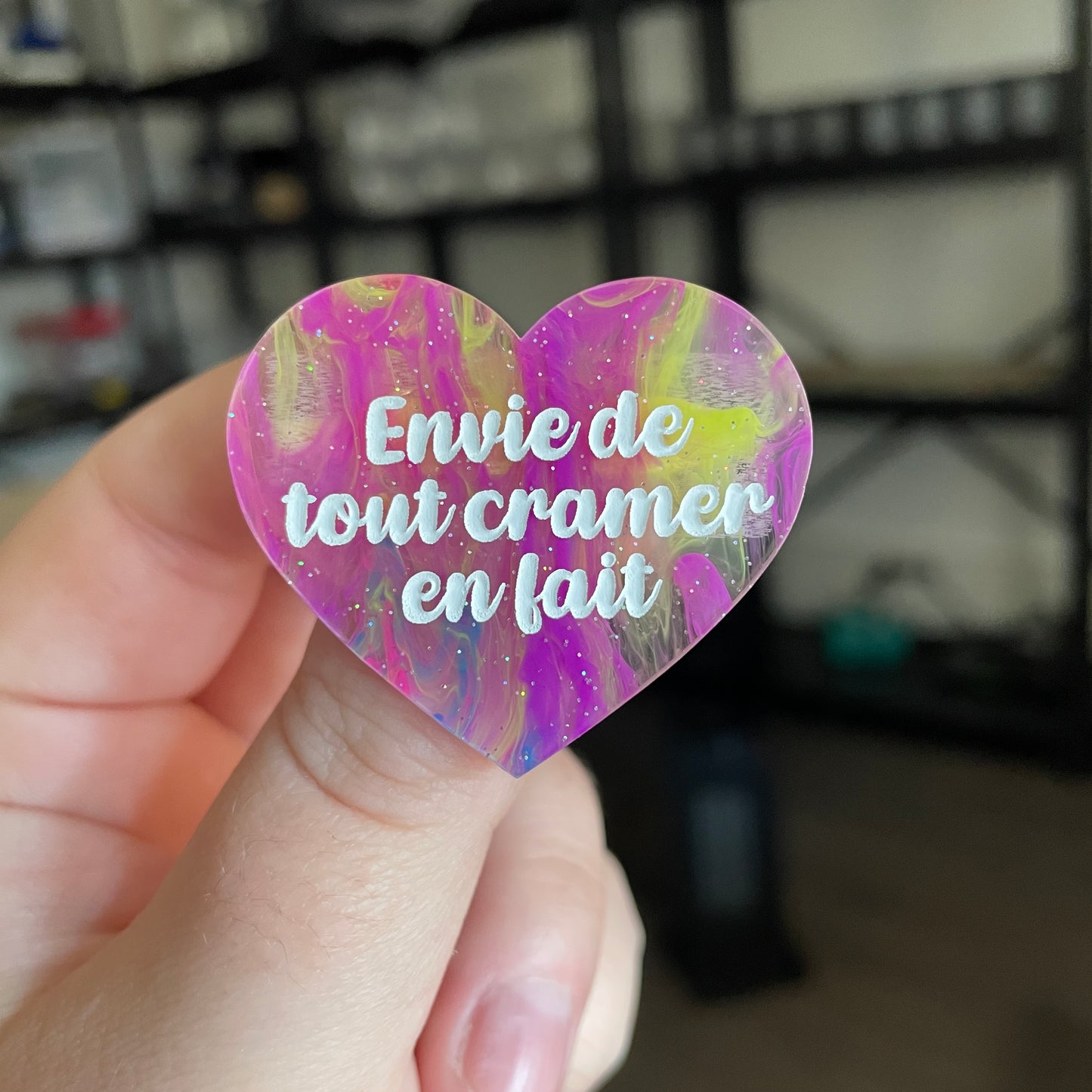 Broche "Envie de tout cramer en fait" en acrylique semi transparente marbrée multicolore