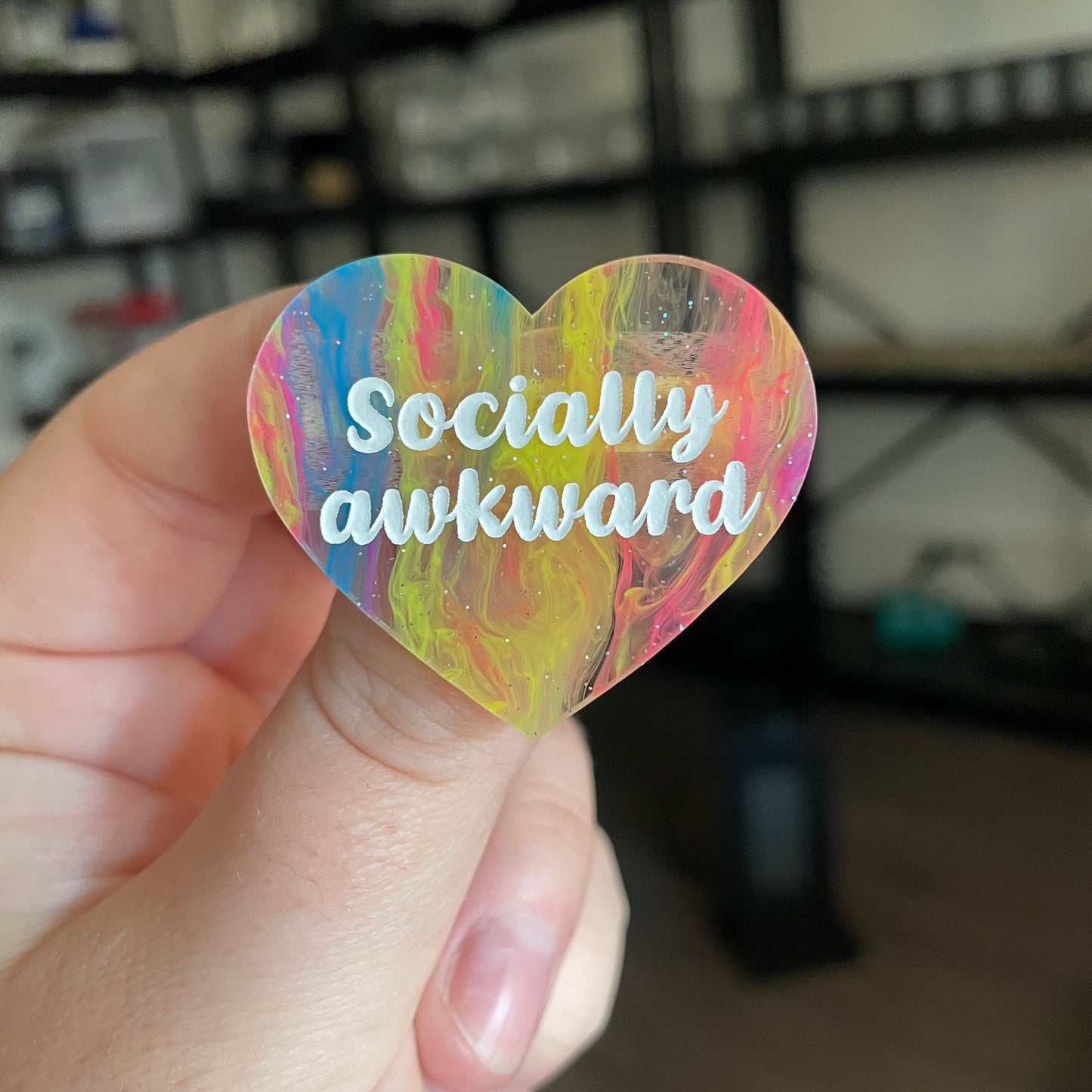 Broche "Socially awkward" en acrylique semi transparente marbrée multicolore