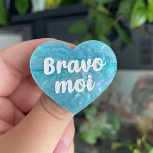 Broche "Bravo moi" en acrylique marbrée bleue à paillettes