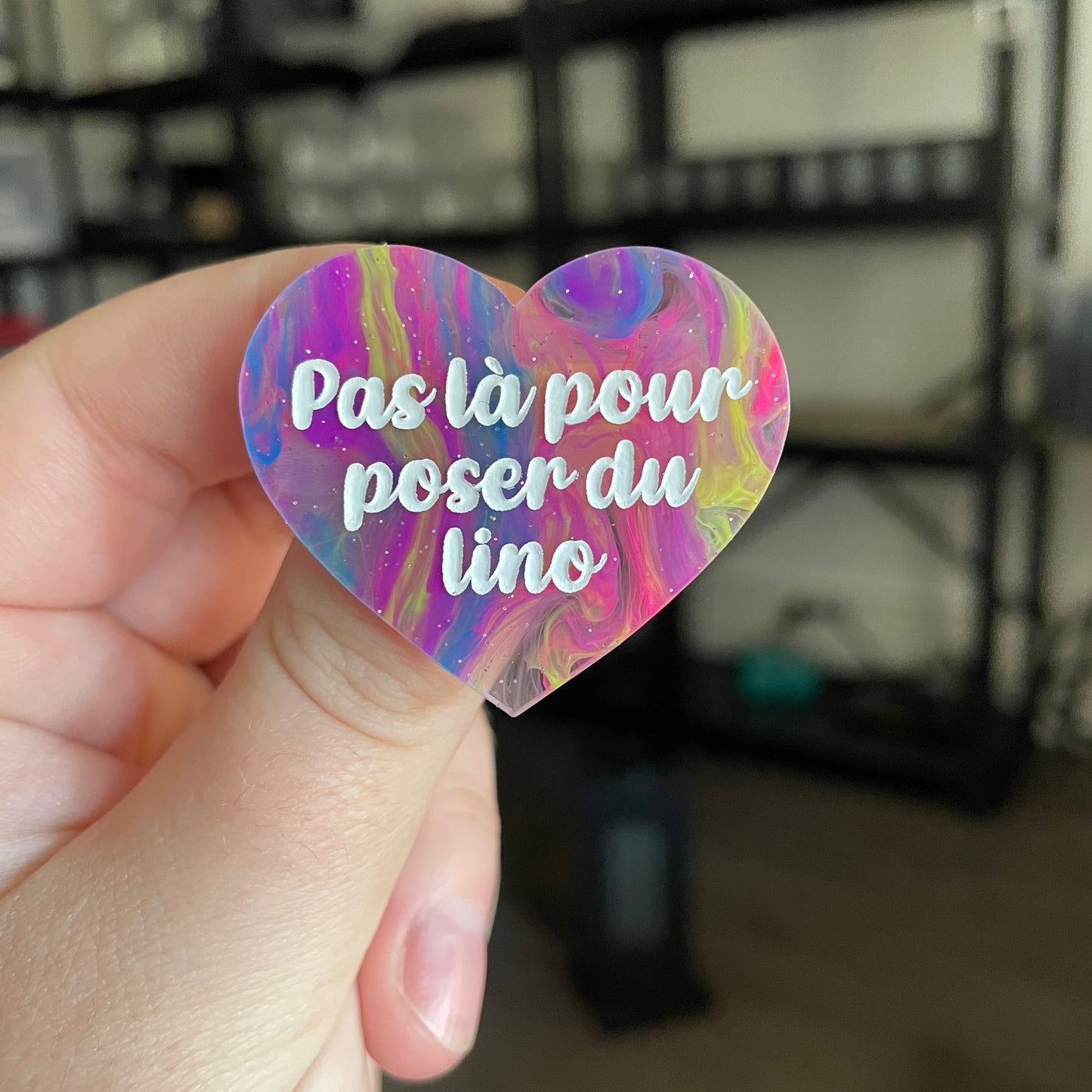 Broche "Pas là pour poser du lino" en acrylique semi transparente marbrée multicolore