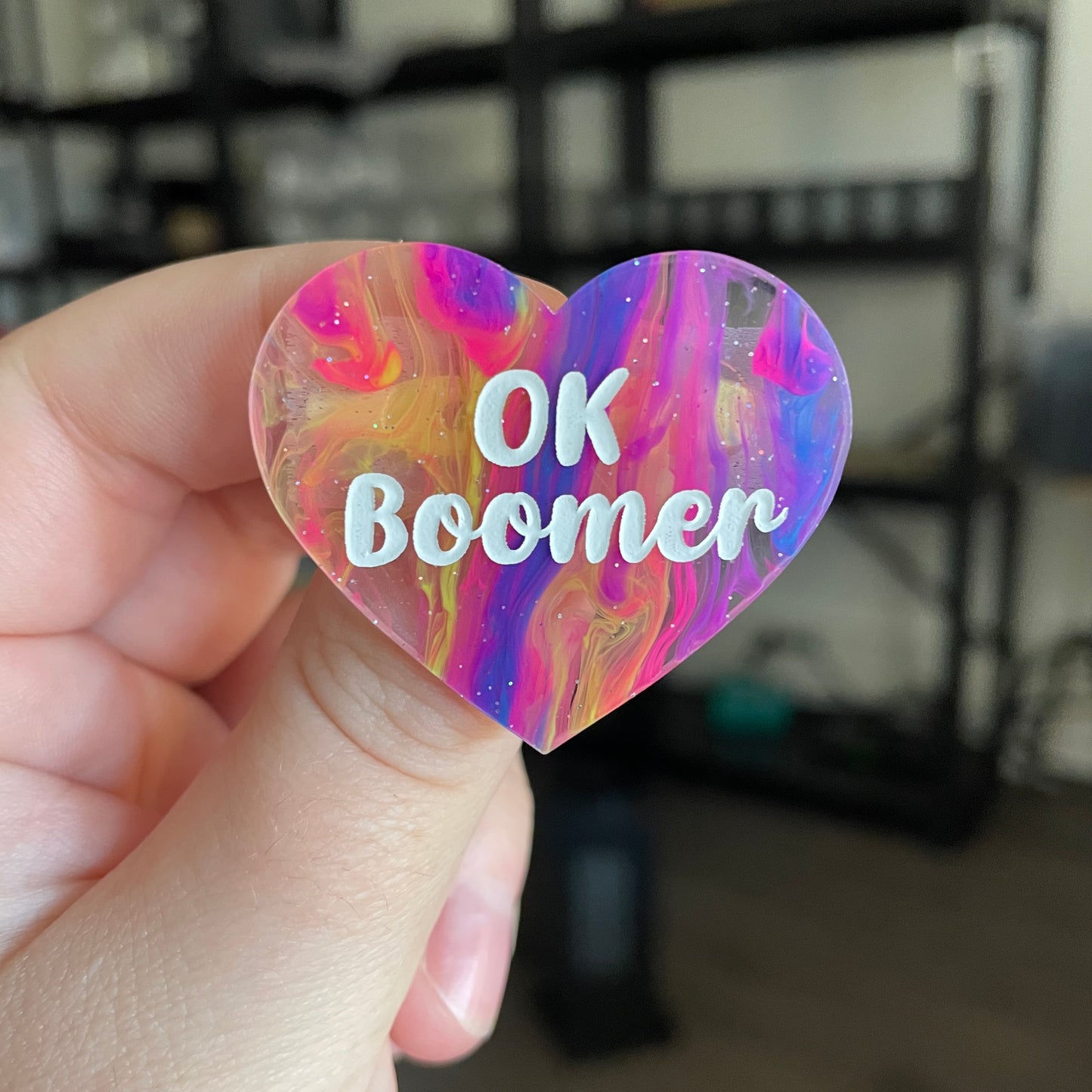 Broche "OK boomer" en acrylique semi transparente marbrée multicolore