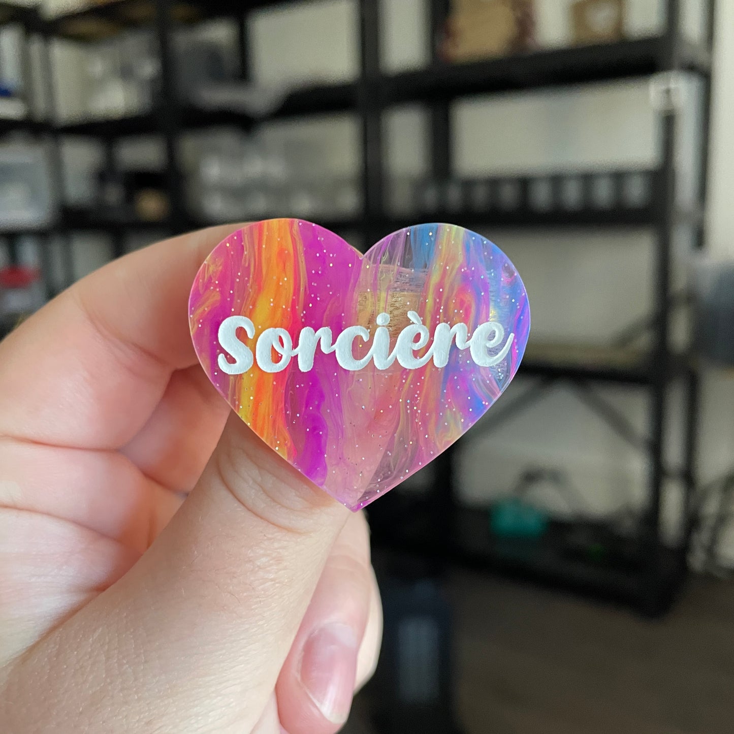 Broche "Sorcière" en acrylique semi transparente marbrée multicolore
