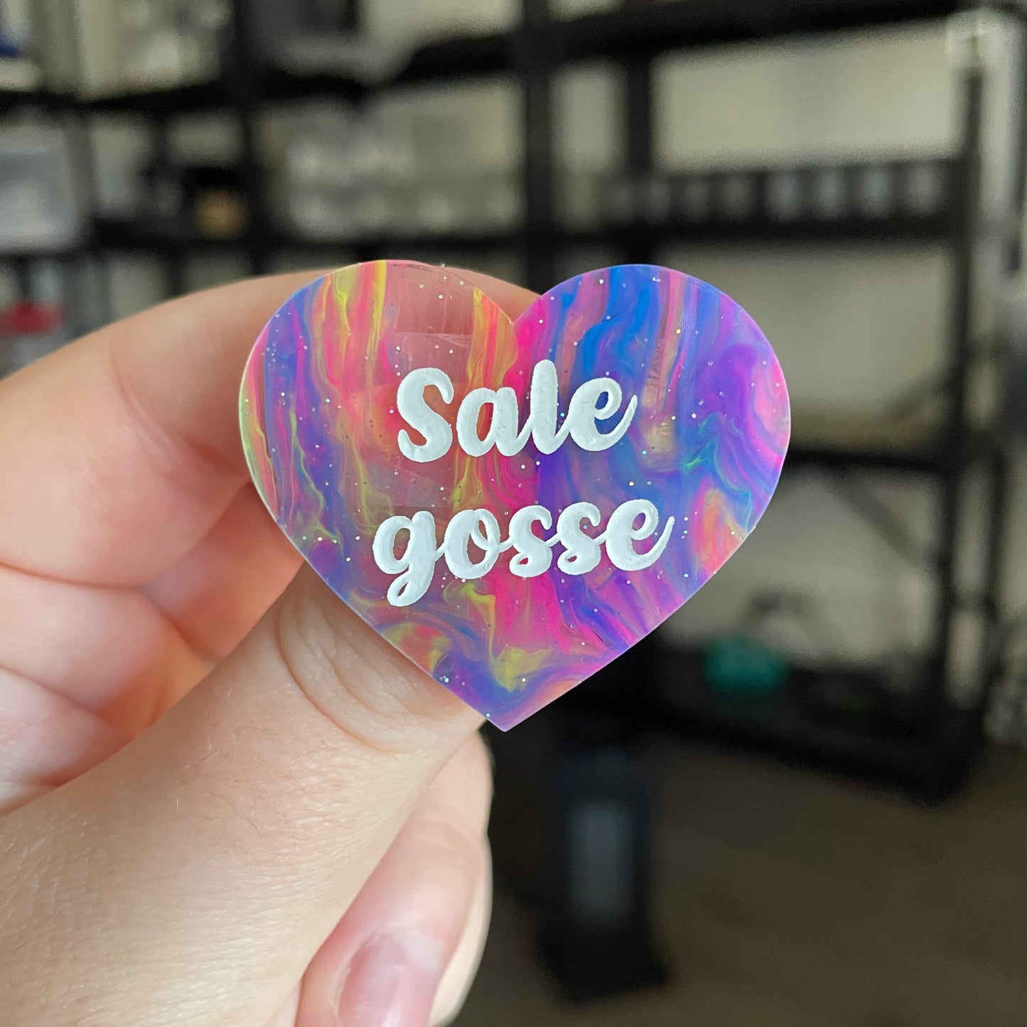 Broche "Sale gosse" en acrylique semi transparente marbrée multicolore