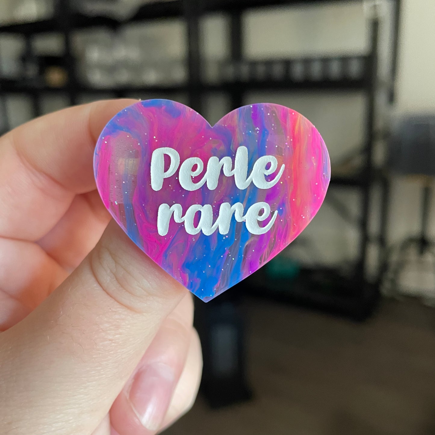 Broche "Perle rare" en acrylique semi transparente marbrée multicolore