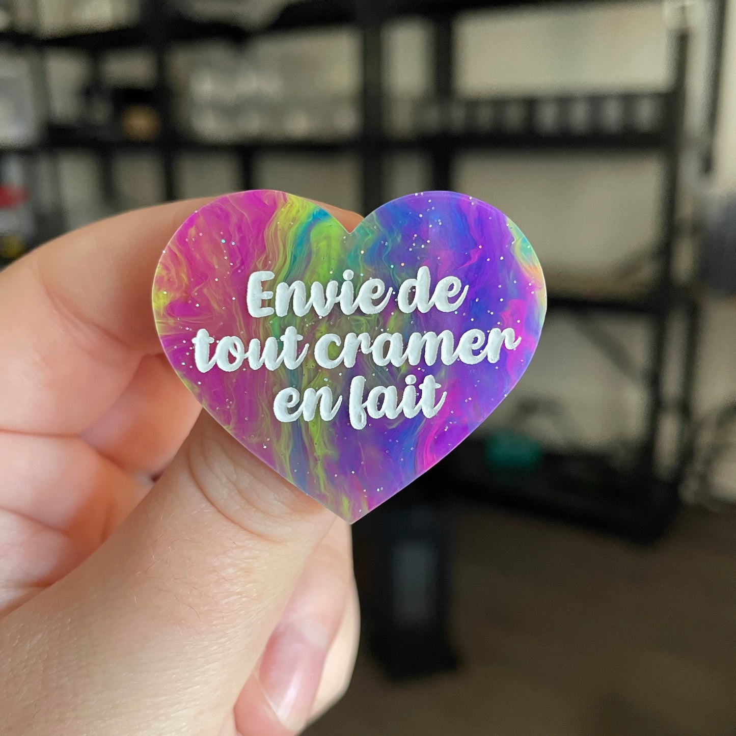 Broche "Envie de tout cramer en fait" en acrylique semi transparente marbrée multicolore