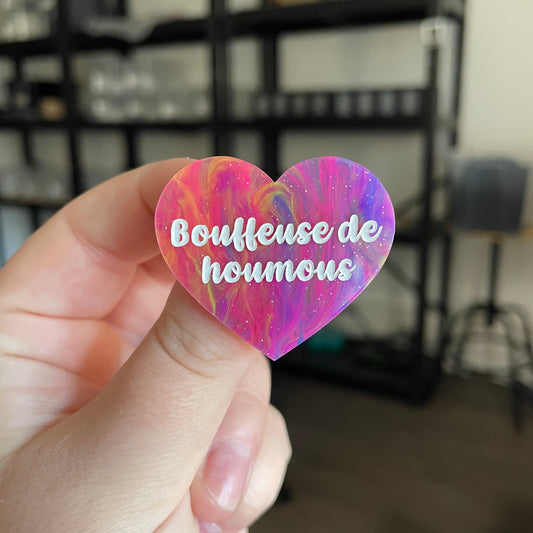 Broche "Bouffeuse de houmous" en acrylique semi transparente marbrée multicolore