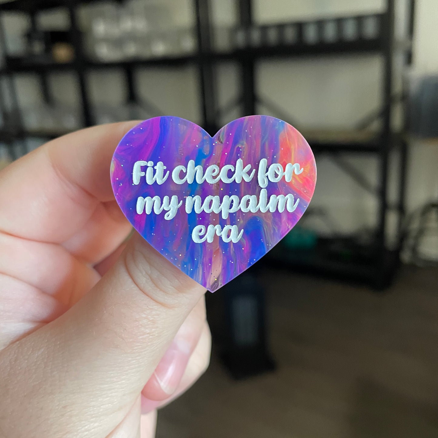 Broche "Fit check for my napalm era" en acrylique semi transparente marbrée multicolore