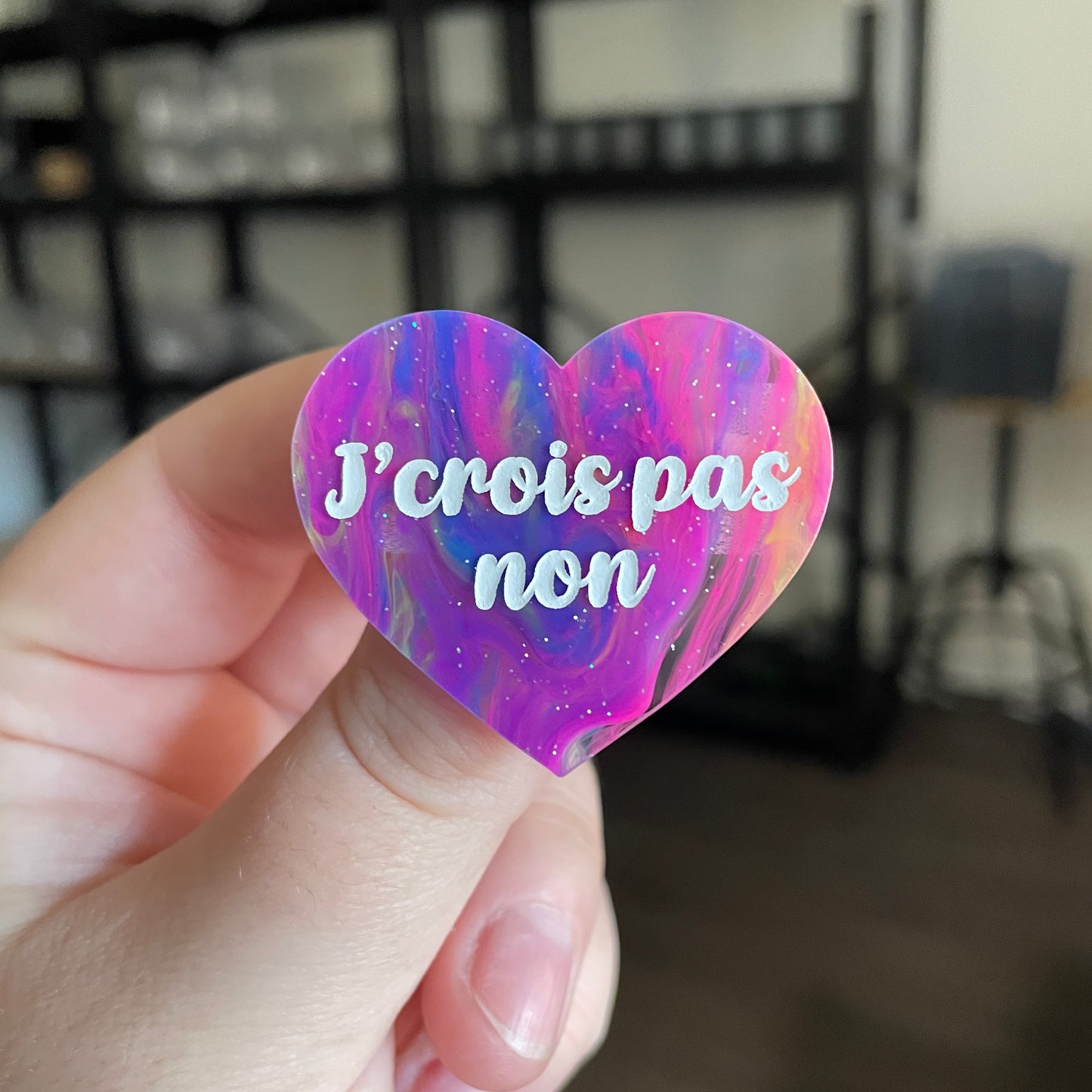 Broche "J'crois pas non" en acrylique semi transparente marbrée multicolore