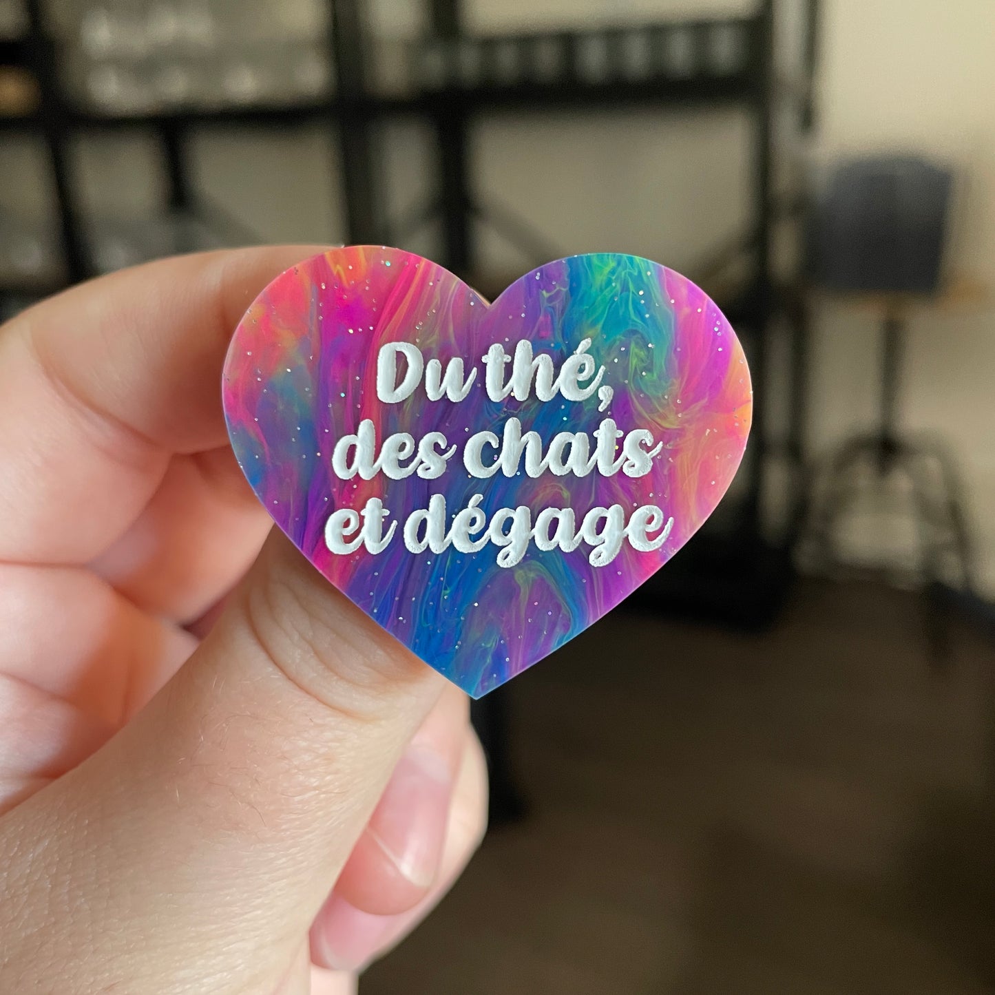 Broche "Du thé, des chats et dégage" en acrylique semi transparente marbrée multicolore