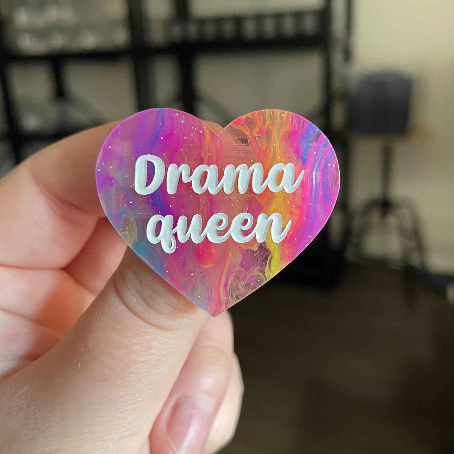Broche "Drama queen" en acrylique semi transparente marbrée multicolore