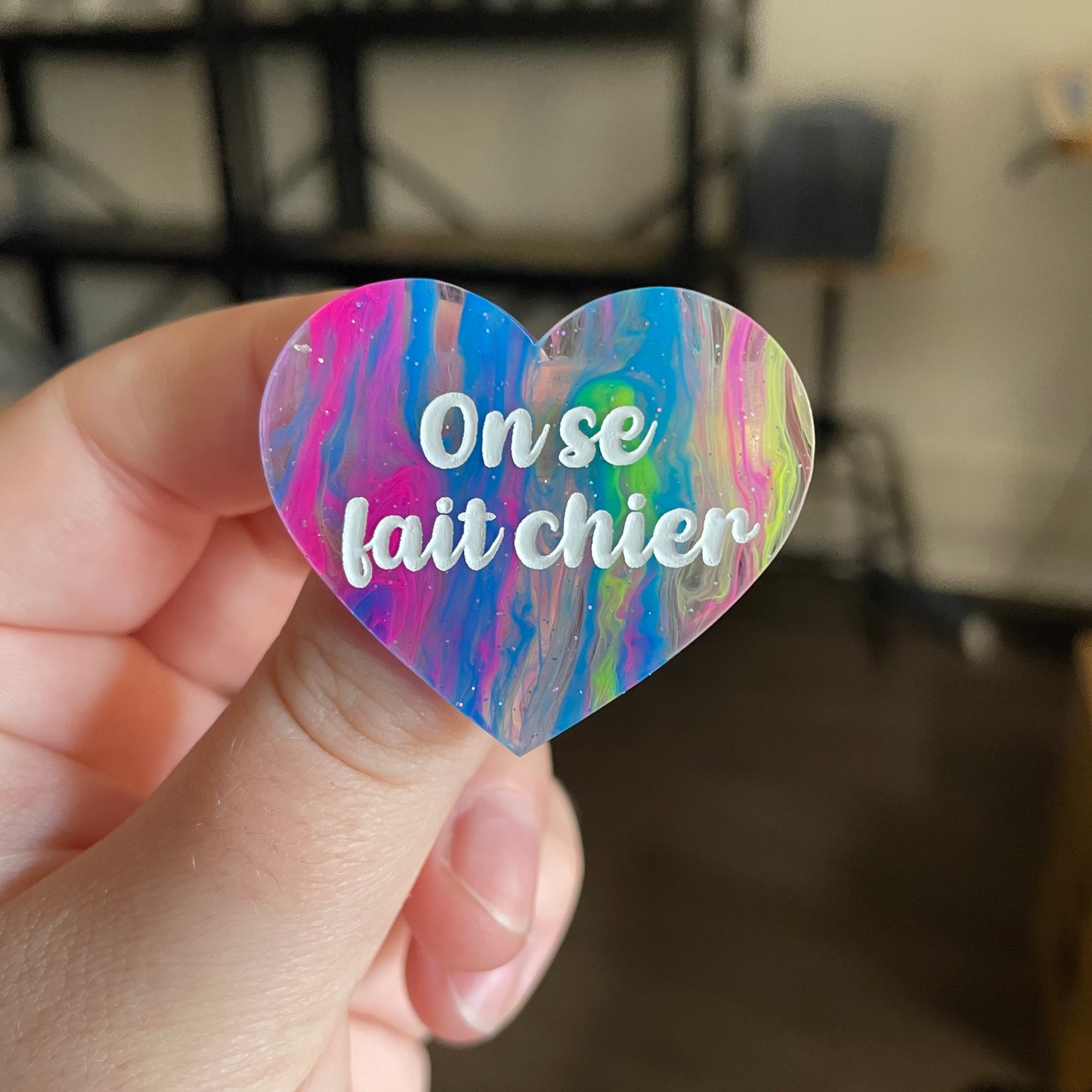 Broche "On se fait chier" en acrylique semi transparente marbrée multicolore